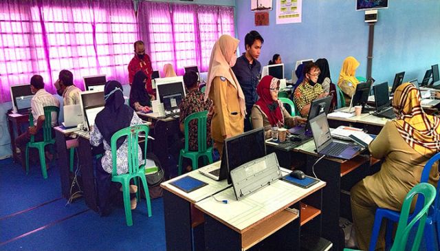 Pelatihan E-Learning bagi Guru SMK Yapis Biak